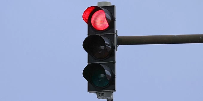 Συγκλονιστικό βίντεο: Δείτε πόσο επικίνδυνο είναι να περνάτε με κόκκινο